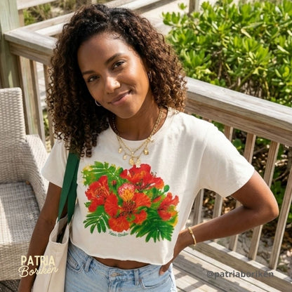 Raw Edge Crop Top T-Shirt Blanco con Diseño de Flor de Flamboyán | Moda Tropical Boricua