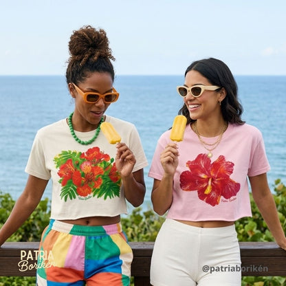 Raw Edge Crop Top T-Shirt Blanco con Diseño de Flor de Flamboyán | Moda Tropical Boricua