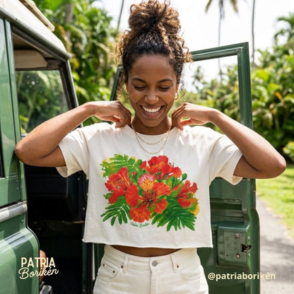 Raw Edge Crop Top T-Shirt Blanco con Diseño de Flor de Flamboyán | Moda Tropical Boricua