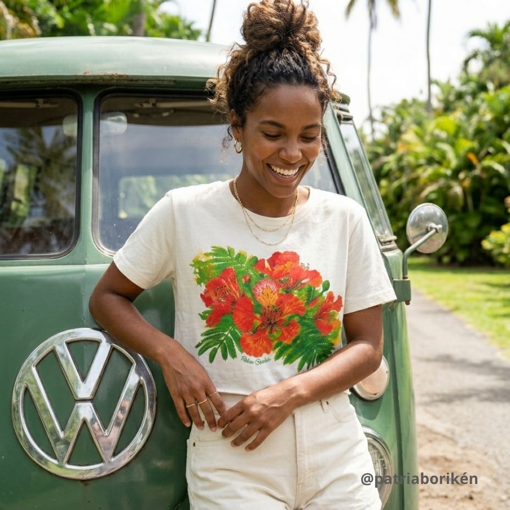 Raw Edge Crop Top T-Shirt Blanco con Diseño de Flor de Flamboyán | Moda Tropical Boricua