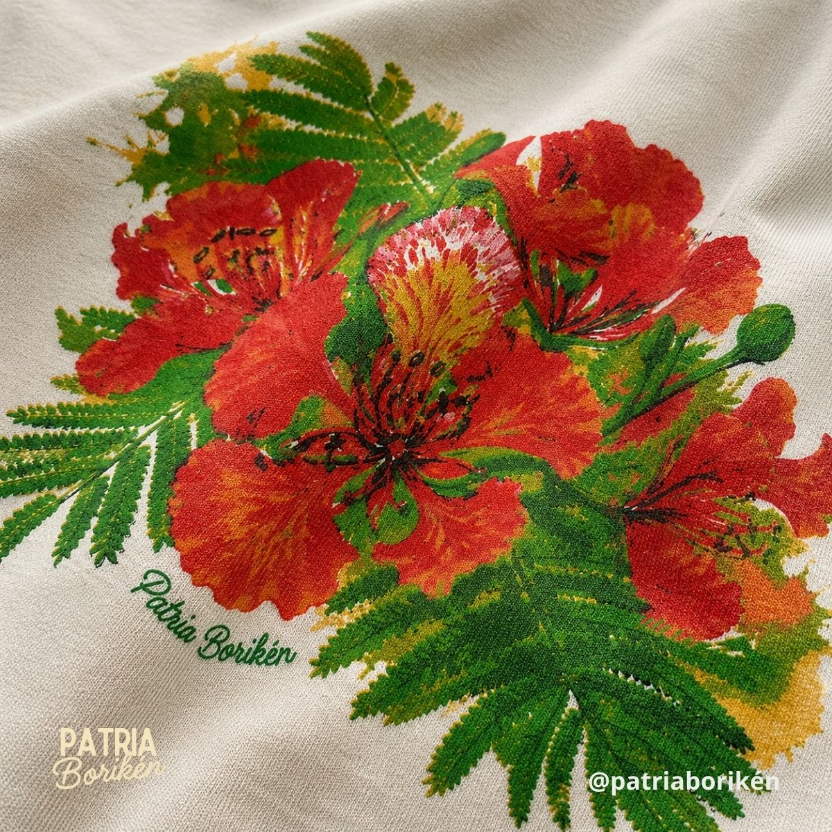 Raw Edge Crop Top T-Shirt Blanco con Diseño de Flor de Flamboyán | Moda Tropical Boricua