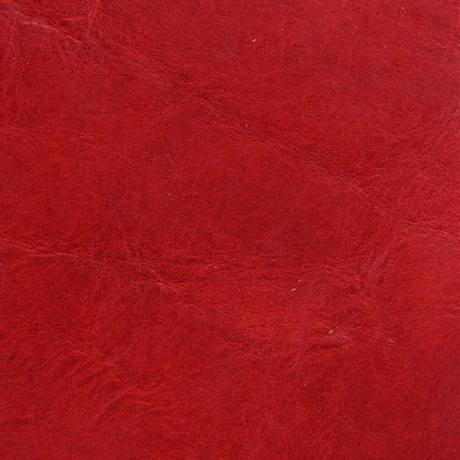 acercamiento de la muestra del color rojo de la cartera de cuero artesanal
